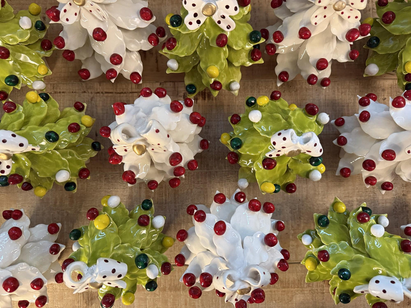 Alberello verde con palline colorate