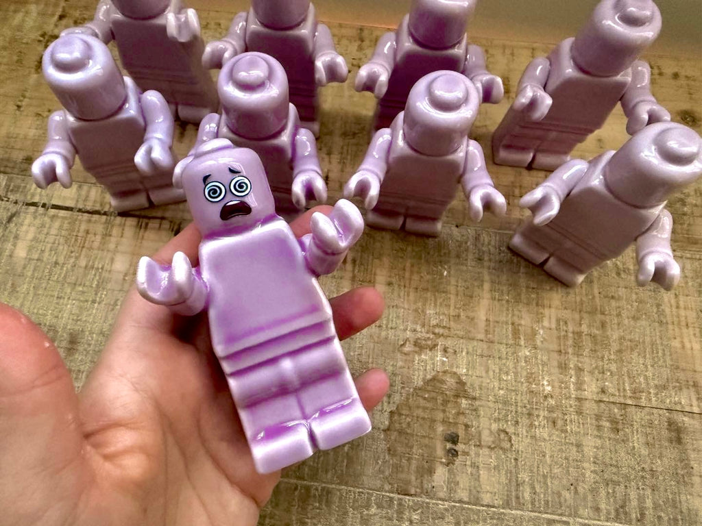 Omino colorato lilla