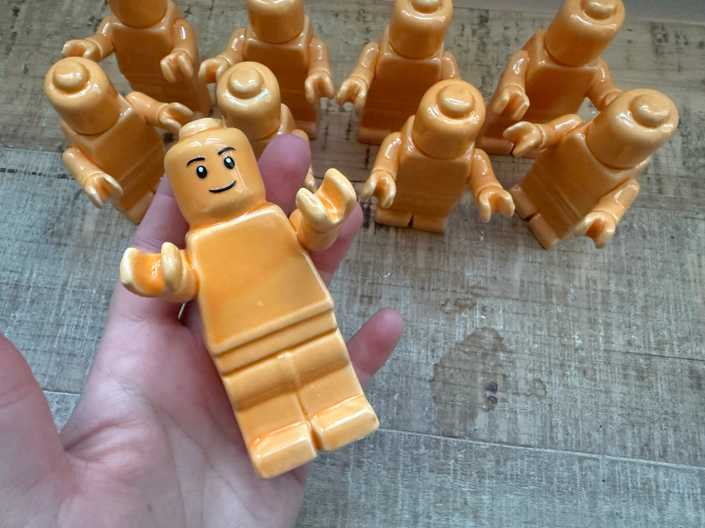 Omino colorato arancione