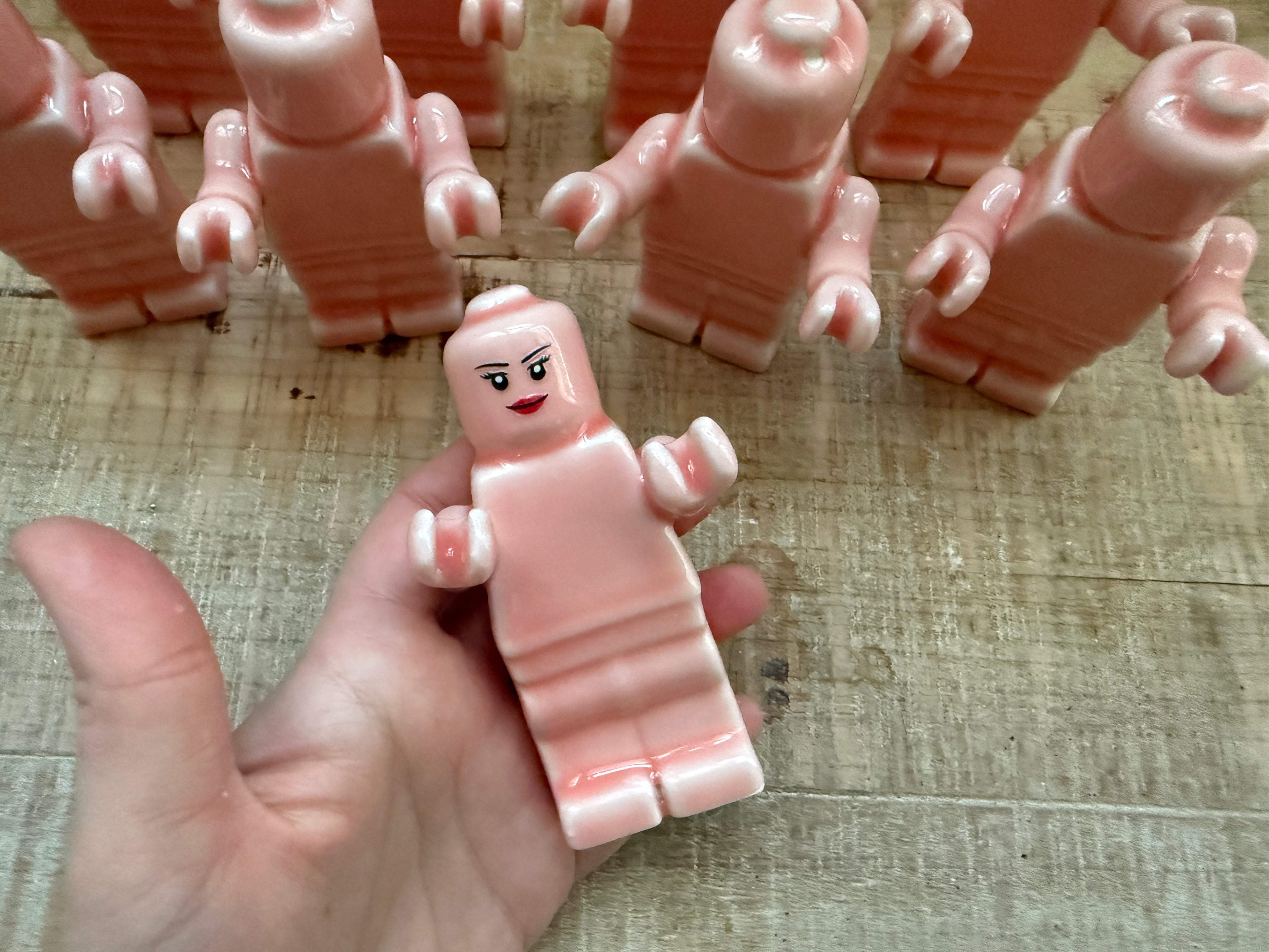 Omino colorato rosa cipria